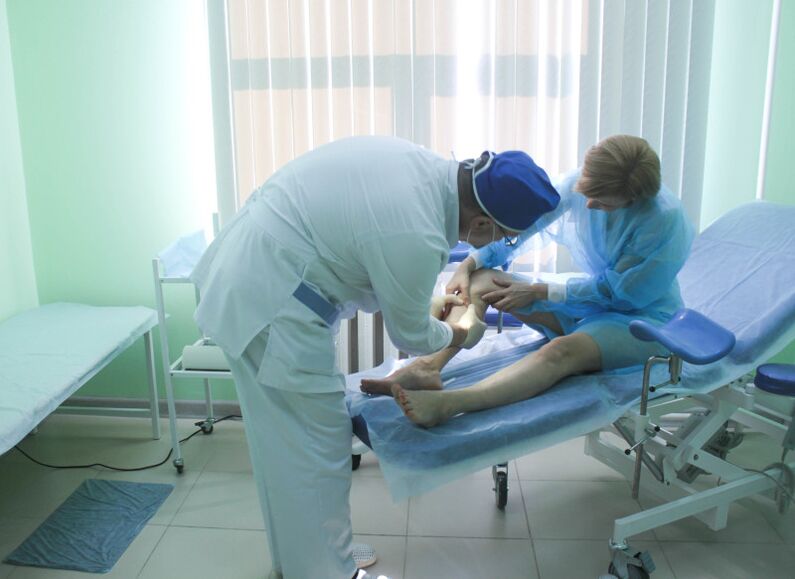 Chirurg pred operáciou vyšetrí pacientove žily.